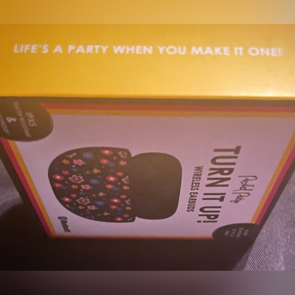 Packed Party Bluetooth Wireless Earbuds with Built-In Microphone+Charging Case - Picture 2 of 3